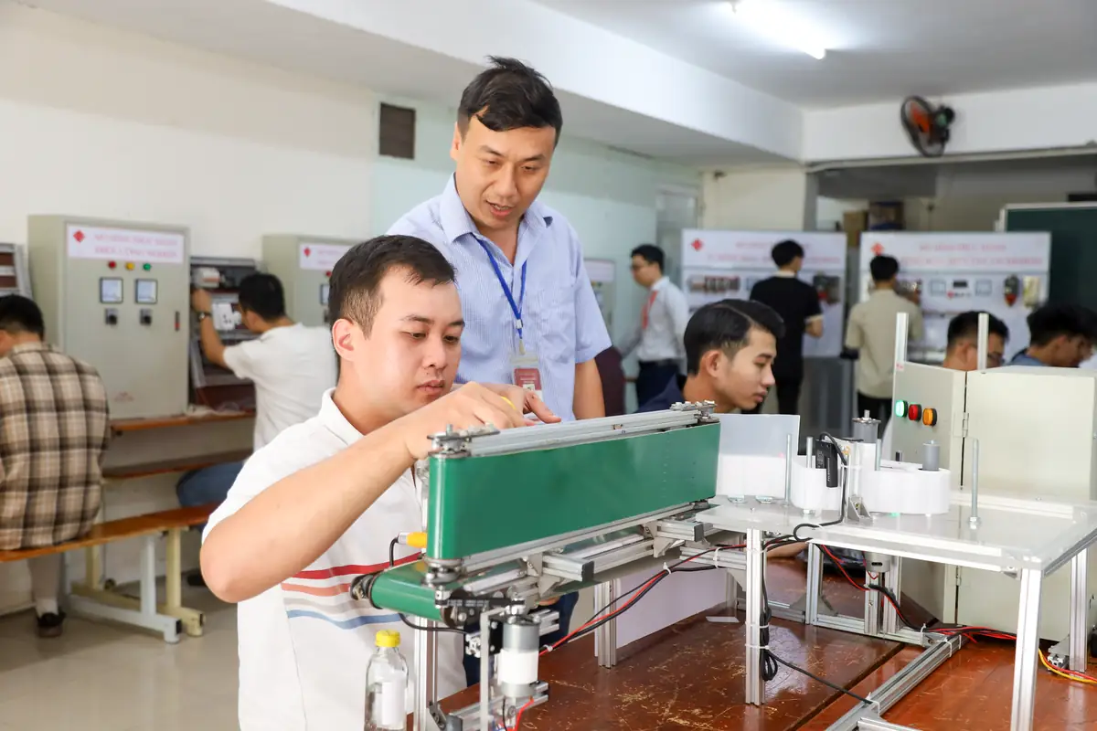 Phòng thực hành điện – điện tử